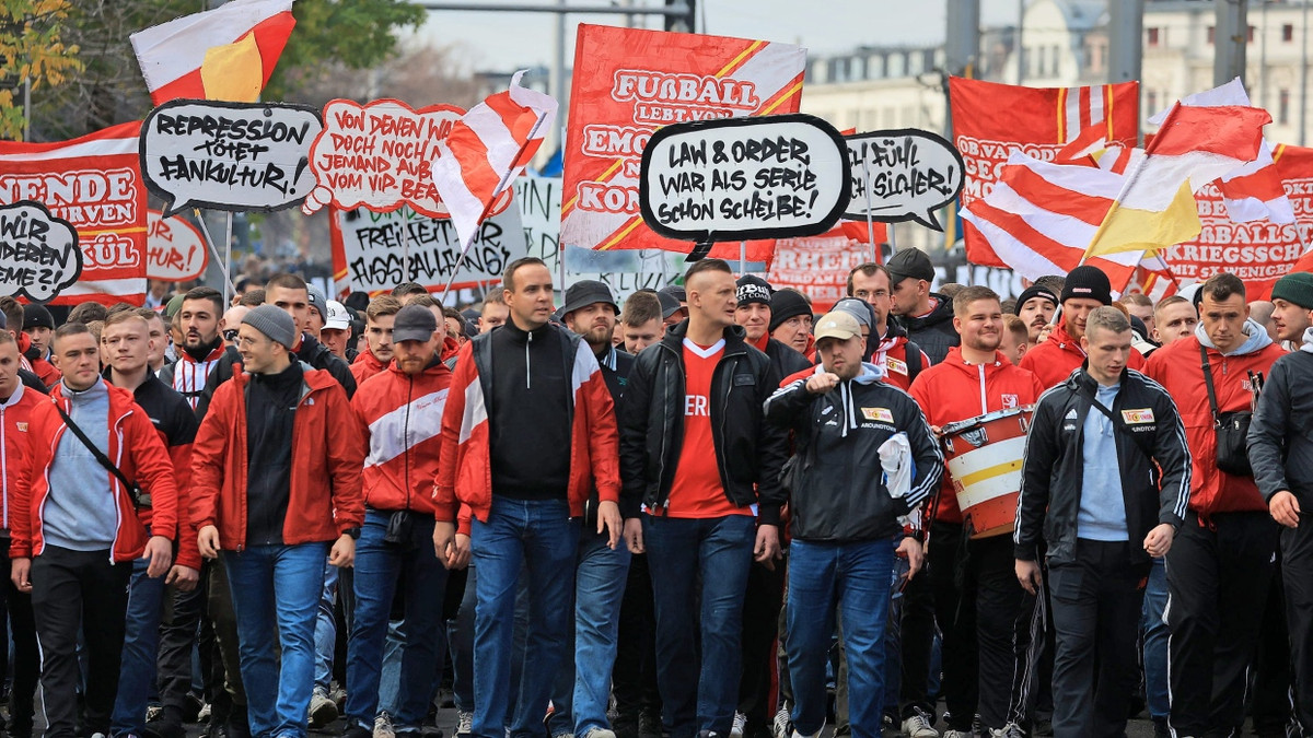 Fan-Demo in Leipzig: „Gegen den Sicherheitswahn der Innenminister“ Fan-Demo in Leipzig: „Gegen den Sicherheitswahn der Innenminister“
