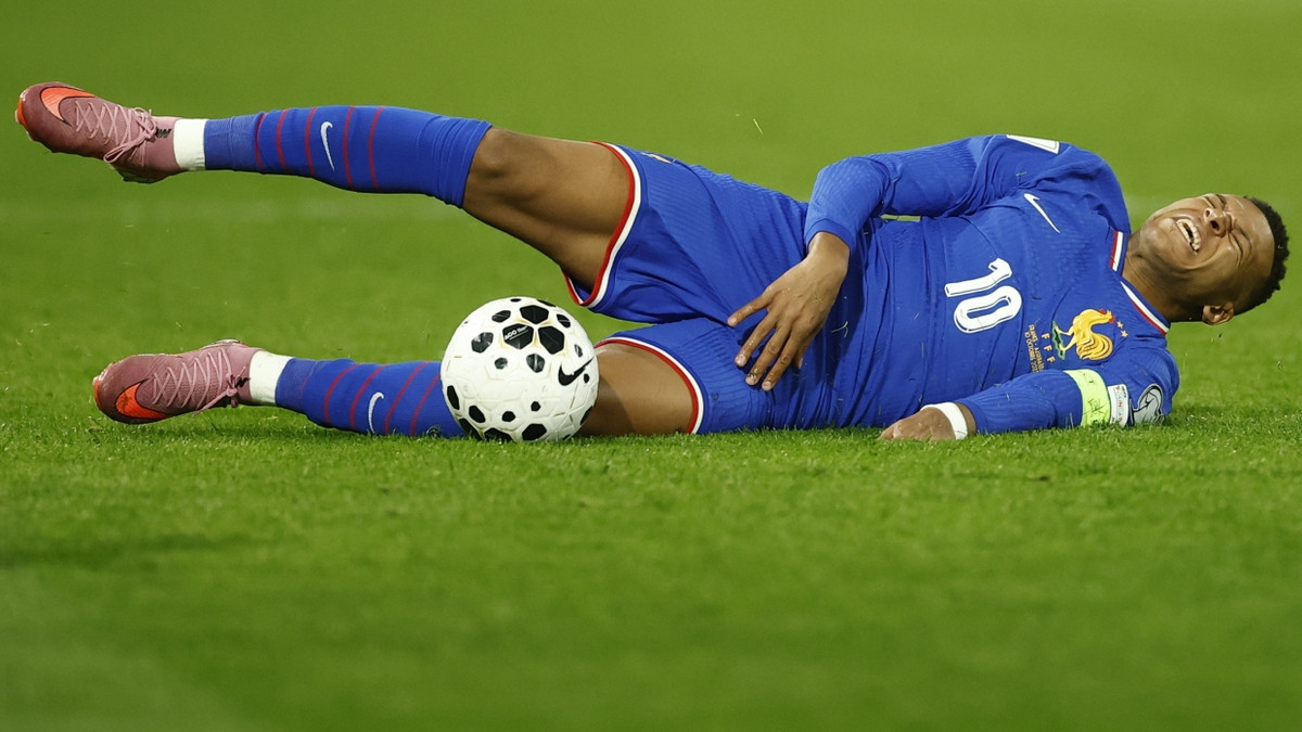 Schmerz lass nach: Kylian Mbappé kürmmt sich. - EPA