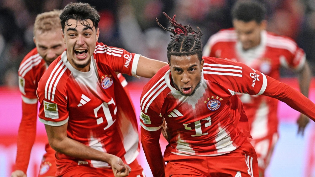 Michael Olise (rechts) schießt das vorentscheidende 2:0 für den FC Bayern gegen Dortmund. - Reuters