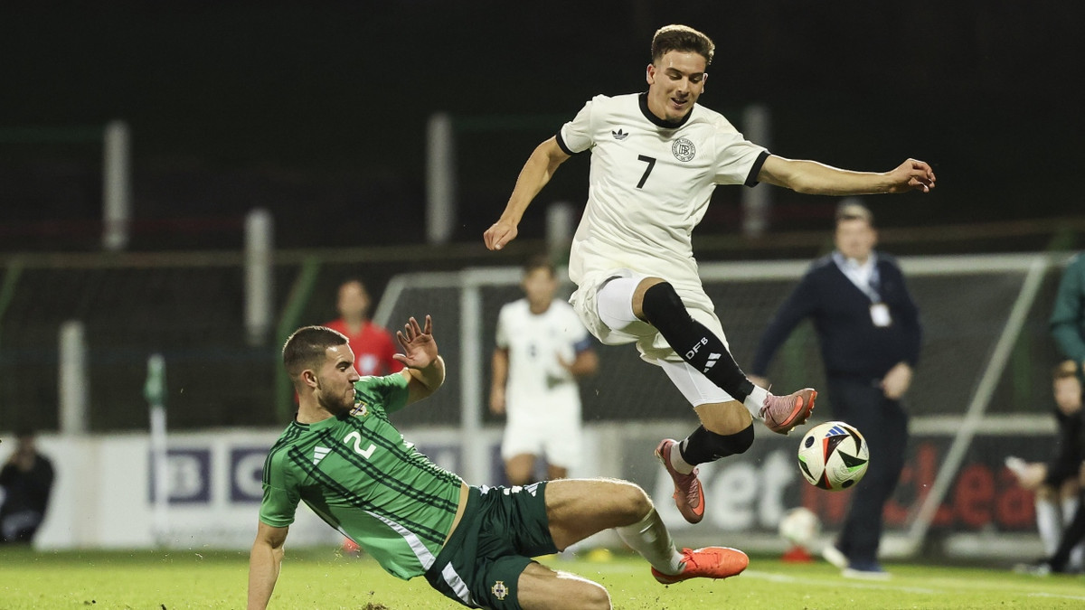 Said El Mala behauptet den Ball gegen Nordirlands Tommy Fogarty - dpa