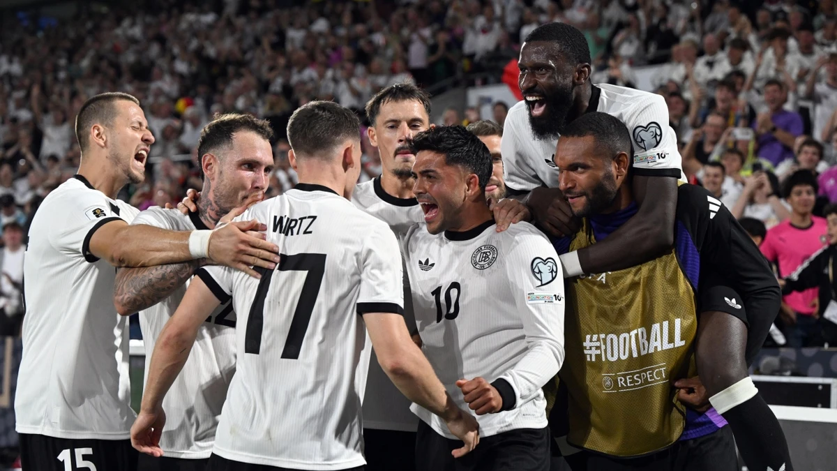 Erleichterung bei den deutschen Spielern nach dem Treffer zum 3:1 von Wirtz - dpa