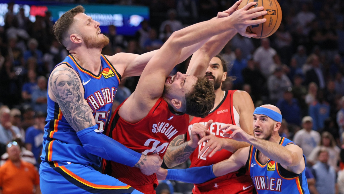 Hart umkämpfte Partie: Oklahomas Isaiah Hartenstein (links) verteidigt Houston Rockets Center Alperen Şengun. - dpa