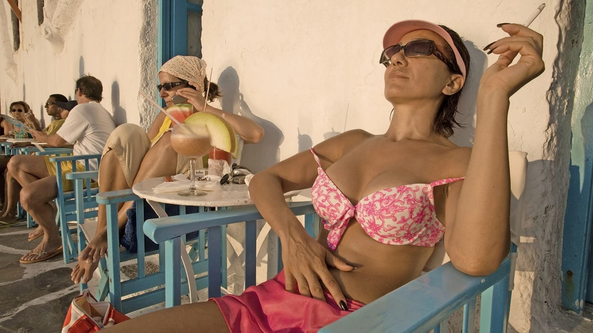 Birkenstocks im Büro und dann Bikini im Strandrestaurant? Touristinnen auf Mykonos - lookphotos
