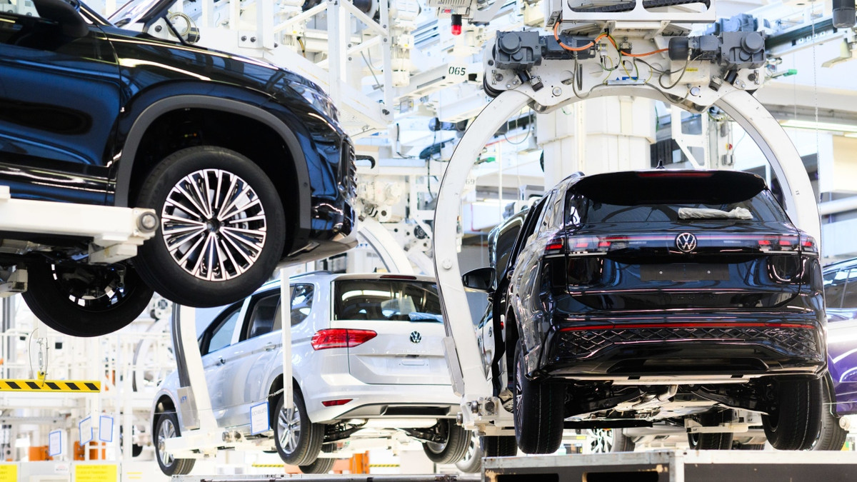 Noch sind Chips da: Die Produktion bei VW geht erstmal ihren gewohnten Gang. - dpa