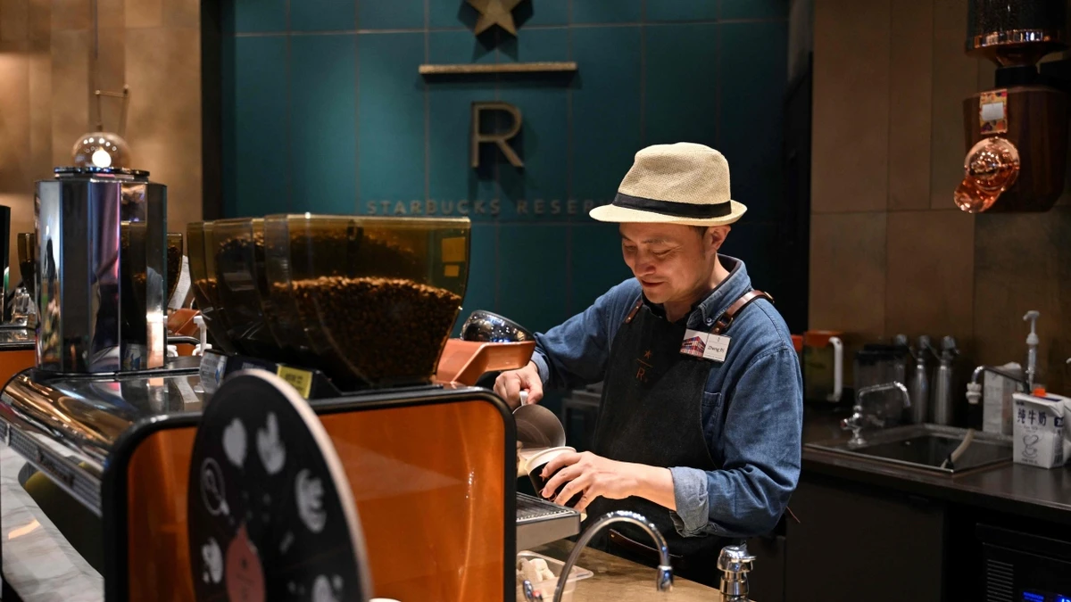 Ein Starbucks-Barista in einem Café der US-Kaffeekette in Peking. - AFP