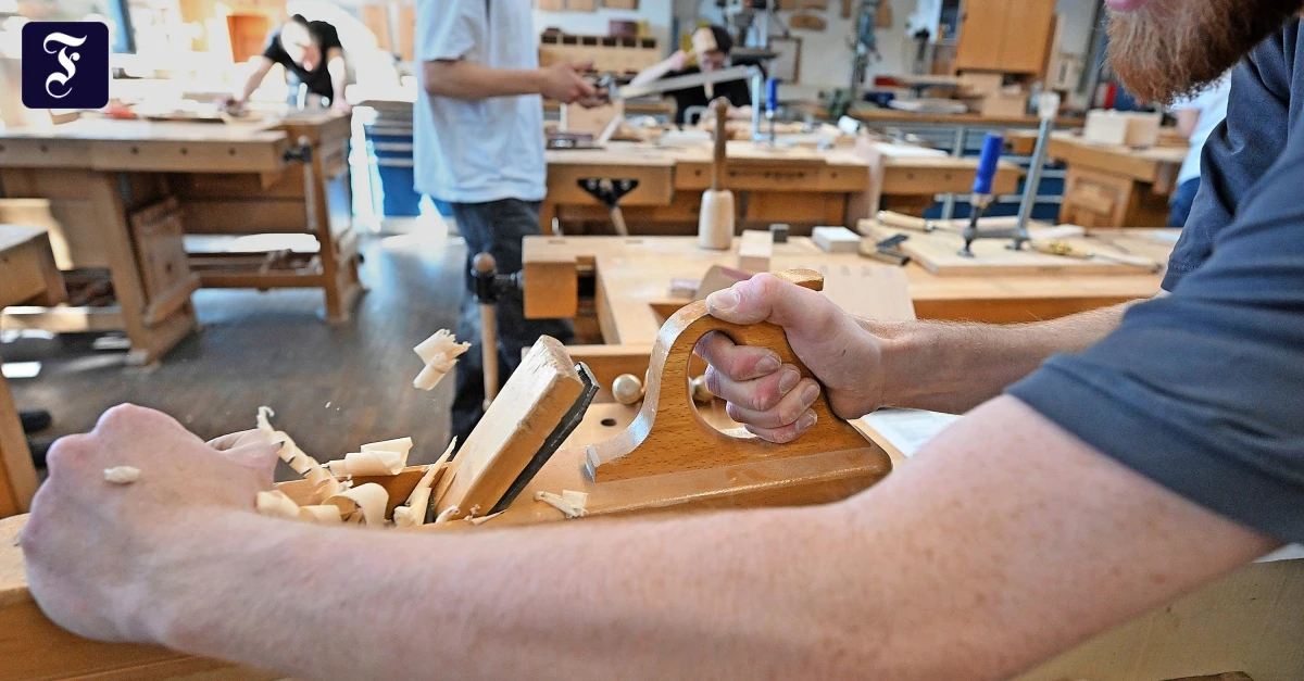 Sparen fürs Alter: Das Vertrauen junger Leute in die Altersvorsorge erodiert