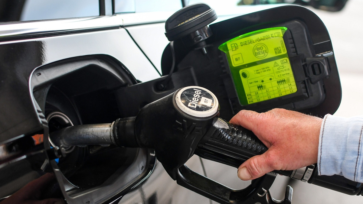 Mit dem Auto in den Urlaub: So lässt sich an der Tankstelle Geld sparen