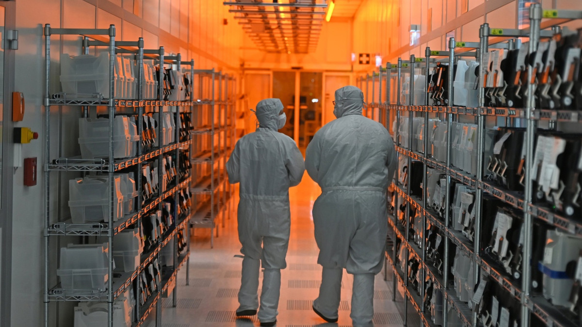 Nexperia-Mitarbeiter gehen in Hamburg durch sogenannte Reinräume des Halbleiterproduzenten. - David Hammersen/dpa