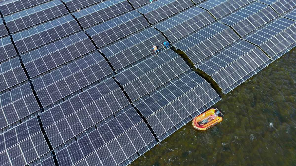Auf dem Cottbuser Ostsee, einem gefluteten ehemaligen Braunkohletagebau, wurde eine große Floating-PV-Anlage errichtet. - dpa