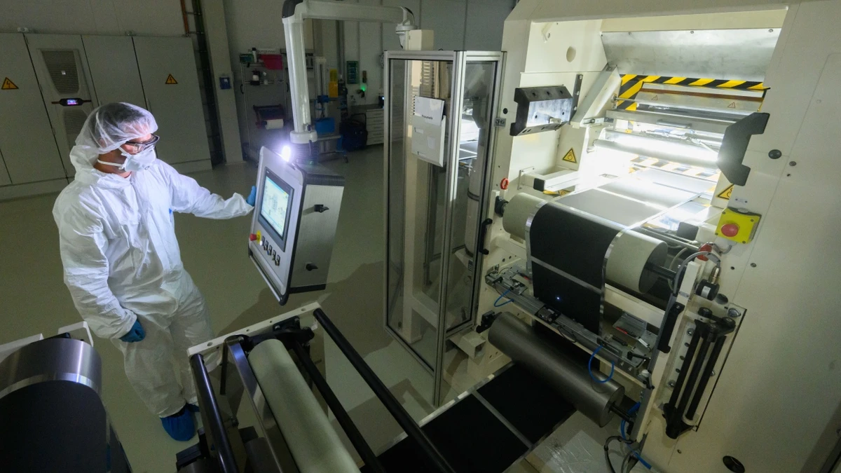 Mitarbeiter in einer Pilotanlage zur Batteriezellenproduktion im VW-Werk Salzgitter - dpa