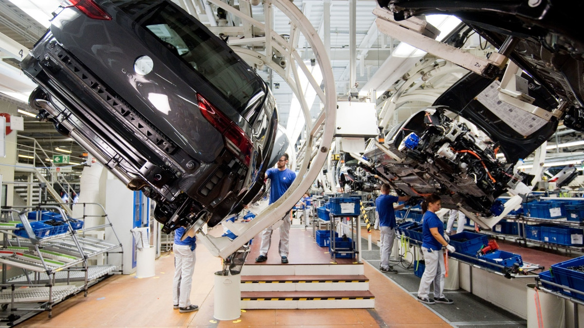 Könnte bald vorübergehend gestoppt werden: Golf-Produktion von Volkswagen in Wolfsburg - dpa