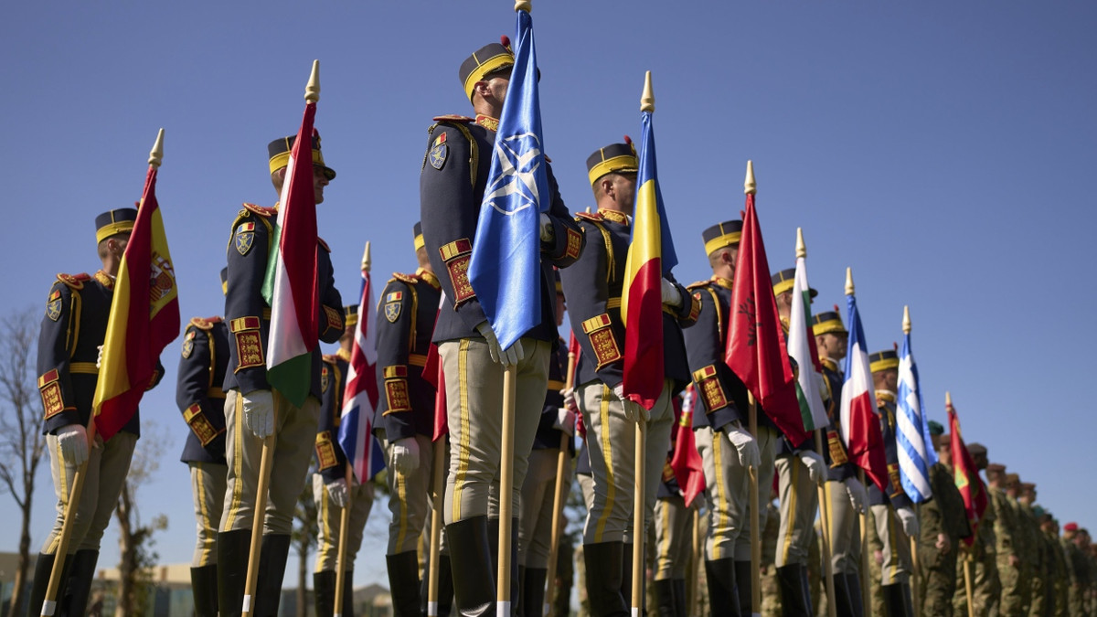 Ein NATO-Wachregiment in Bukarest - dpa