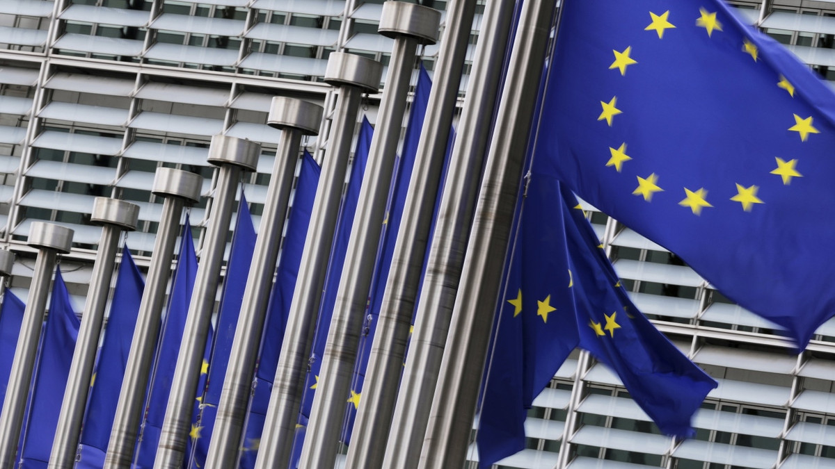 Die Flaggen der Europäischen Union flattern im Wind vor dem EU-Hauptquartier. - dpa