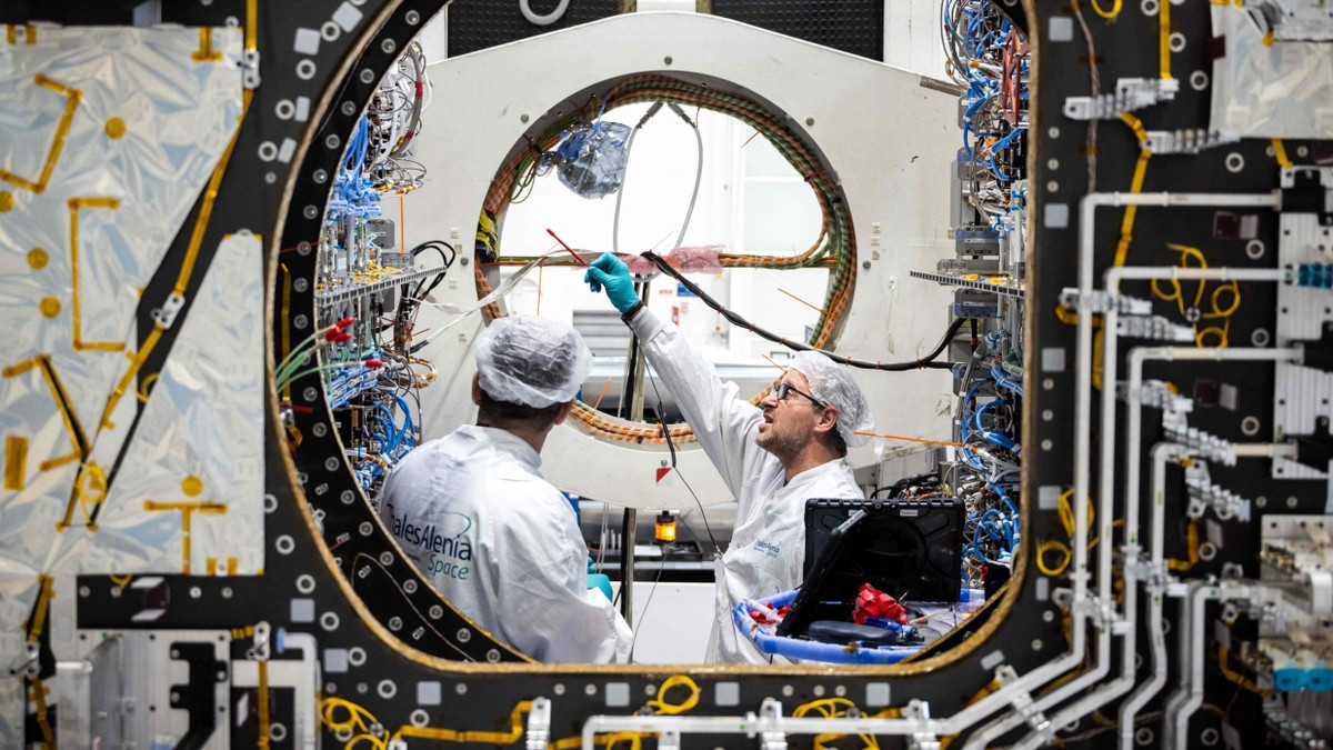 Mitarbeiter des französisch-italienischen Gemeinschaftsunternehmens Thales Alenia Space für den Satellitenbau in Toulouse. - AFP