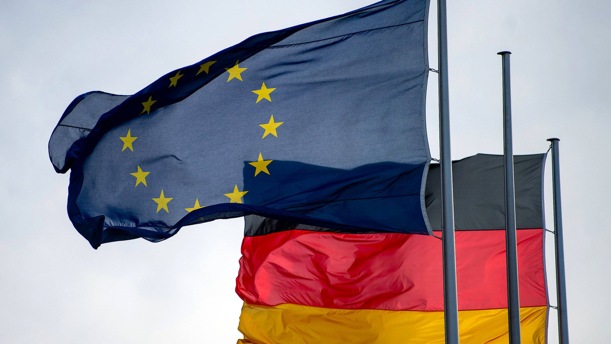 Die Flaggen der Europäischen Union und der Bundesrepublik Deutschland wehen vor dem Reichstag im Wind.