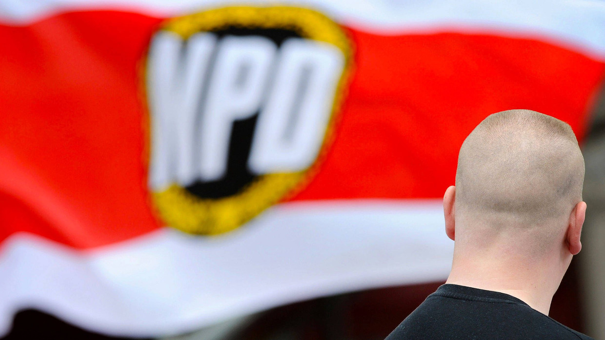 Ein Unterstützer der NPD auf einer Kundgebung in Berlin
