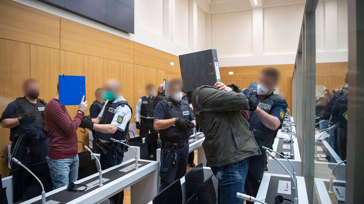 Die Angeklagten werden am Dienstag von Justizbeamten kurz vor Beginn des Prozesses in einen Saal im Oberlandesgericht Stuttgart-Stammheim geführt. Die Angeklagten werden am Dienstag von Justizbeamten kurz vor Beginn des Prozesses in einen Saal im Oberlandesgericht Stuttgart-Stammheim geführt.
