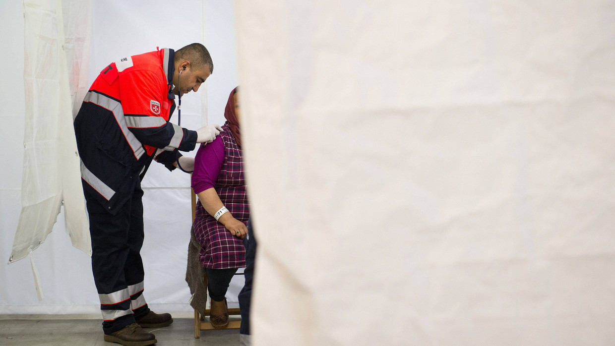 Gründliche Untersuchung: Chirurg und anerkannter Flüchtling Khaled behandelt Asylsuchende.
