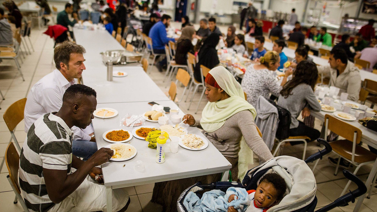 Flüchtlinge in einer Landeserstaufnahmeeinrichtung in Ellwangen – im Gespräch mit dem Einrichtungsleiter.