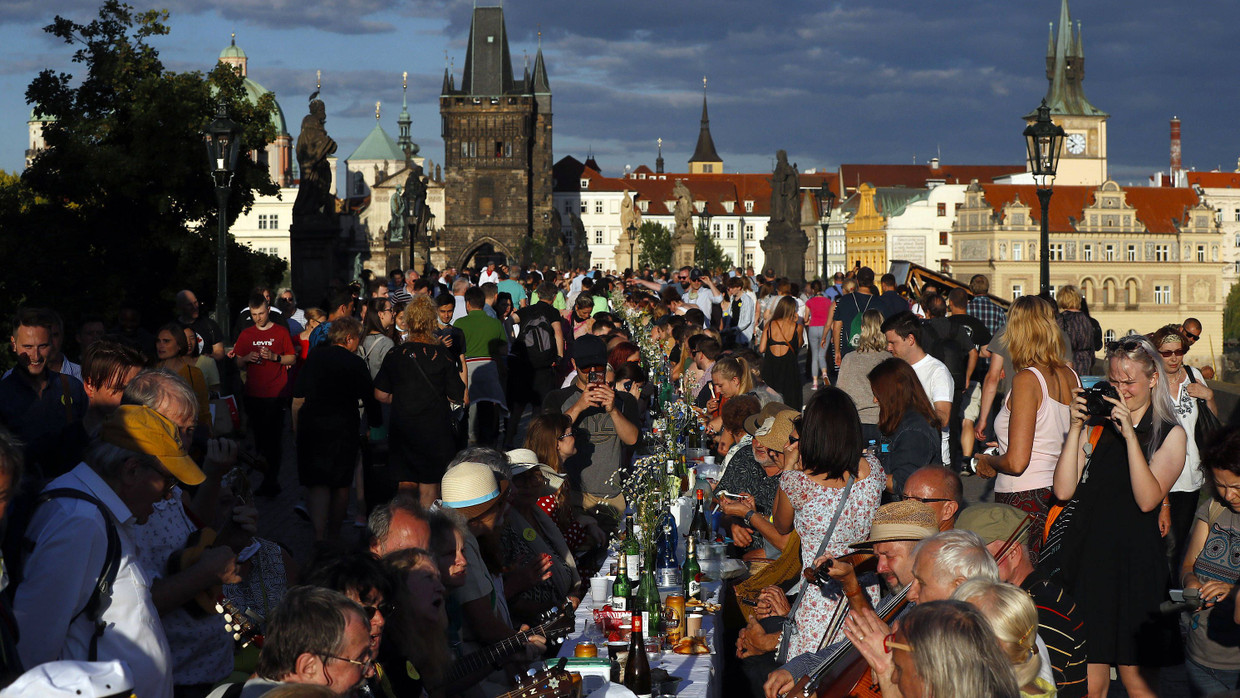 Zu früh gefreut: Die Bewohner Prags, die am 1. Juli mit einem Festmahl das Ende der Corona-Maßnahmen feierten. Zu früh gefreut: Die Bewohner Prags, die am 1. Juli mit einem Festmahl das Ende der Corona-Maßnahmen feierten.