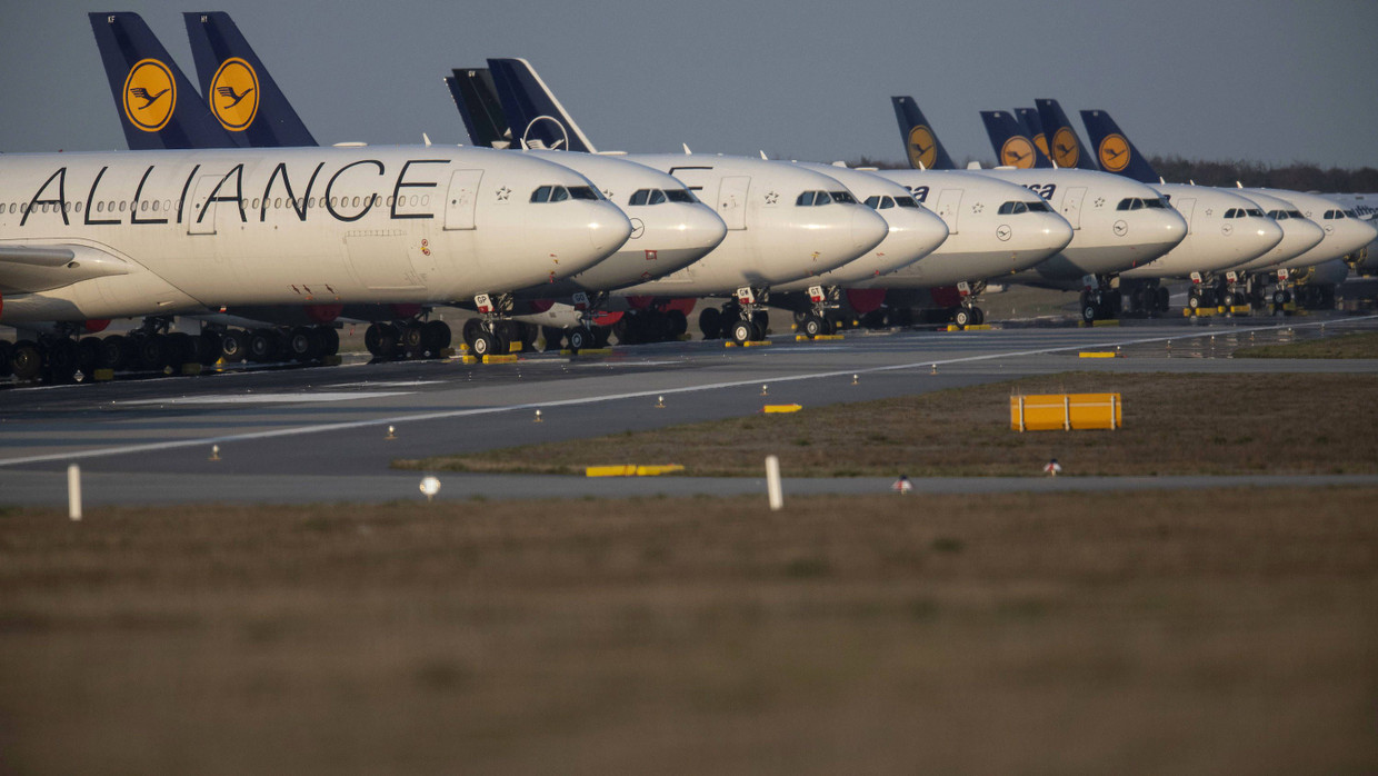 Ruhestätte oder Pausenhof? Auf der Nordwest-Landebahn des Frankfurter Flughafens hat die Lufthansa einen Teil ihrer Flotte geparkt. Ruhestätte oder Pausenhof? Auf der Nordwest-Landebahn des Frankfurter Flughafens hat die Lufthansa einen Teil ihrer Flotte geparkt.