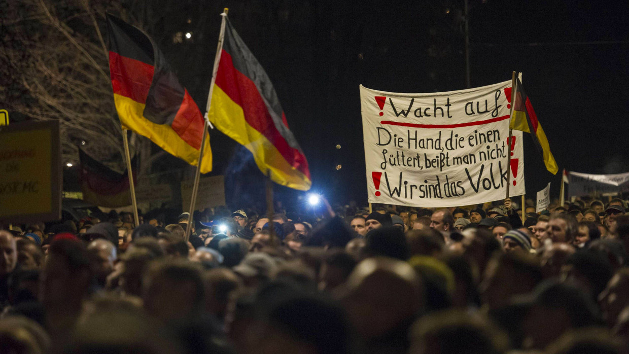 „Wir sind das Volk!“: Ursprünglich Zeichen einer friedlichen Revolution und Symbol für den Kampf um Freiheit. „Wir sind das Volk!“: Ursprünglich Zeichen einer friedlichen Revolution und Symbol für den Kampf um Freiheit.