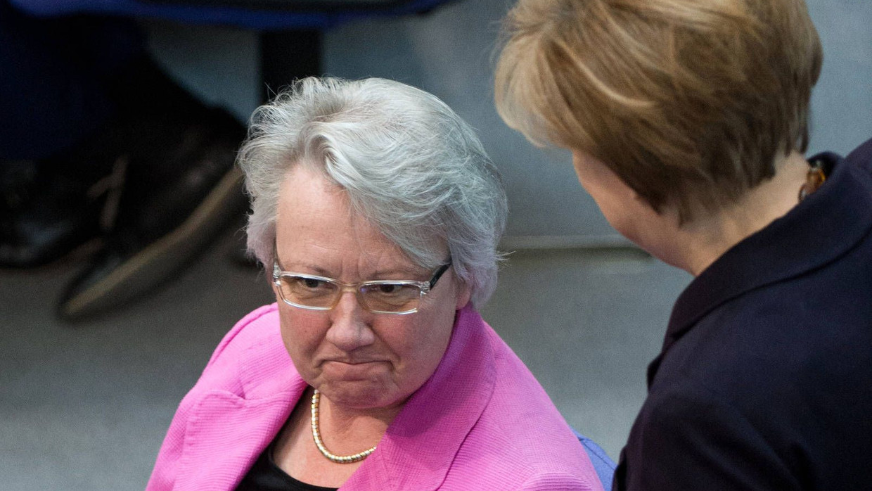An diesem Donnerstag im Bundestag: Während in Düsseldorf vor dem Verwaltungsgericht über den Entzug ihres Doktortitels verhandelt wird, sucht im Bundestag Kanzlerin Merkel demonstrativ die Nähe der Abgeordneten Annette Schavan An diesem Donnerstag im Bundestag: Während in Düsseldorf vor dem Verwaltungsgericht über den Entzug ihres Doktortitels verhandelt wird, sucht im Bundestag Kanzlerin Merkel demonstrativ die Nähe der Abgeordneten Annette Schavan