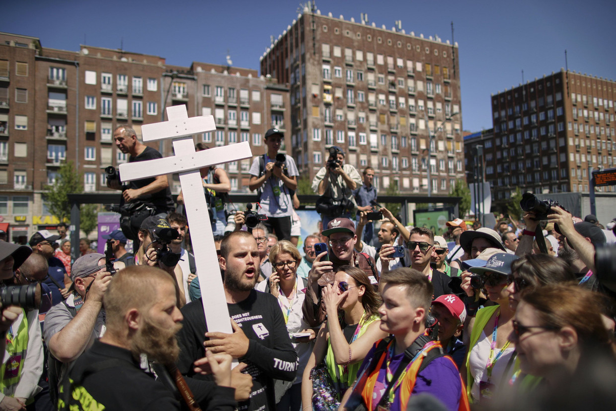 Anti-LGBTQ-Demonstranten halten während der Pride-Parade ein Kreuz hoch.