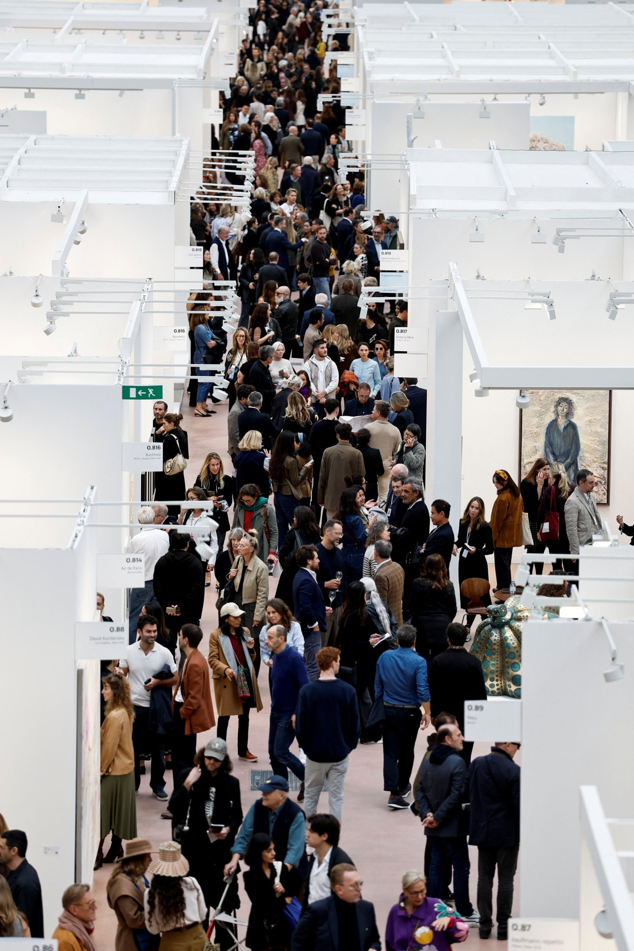 Frauen sind inzwischen führend: Blick auf das Gedränge zwischen den Messeständen der Art Basel Paris 2025