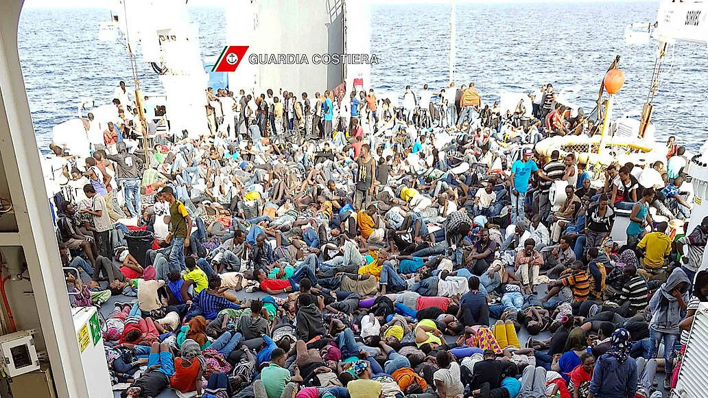 Bootsflüchtlinge auf dem Deck der Dattilo CP940, einem Schiff der italienischen Küstenwache Bootsflüchtlinge auf dem Deck der Dattilo CP940, einem Schiff der italienischen Küstenwache
