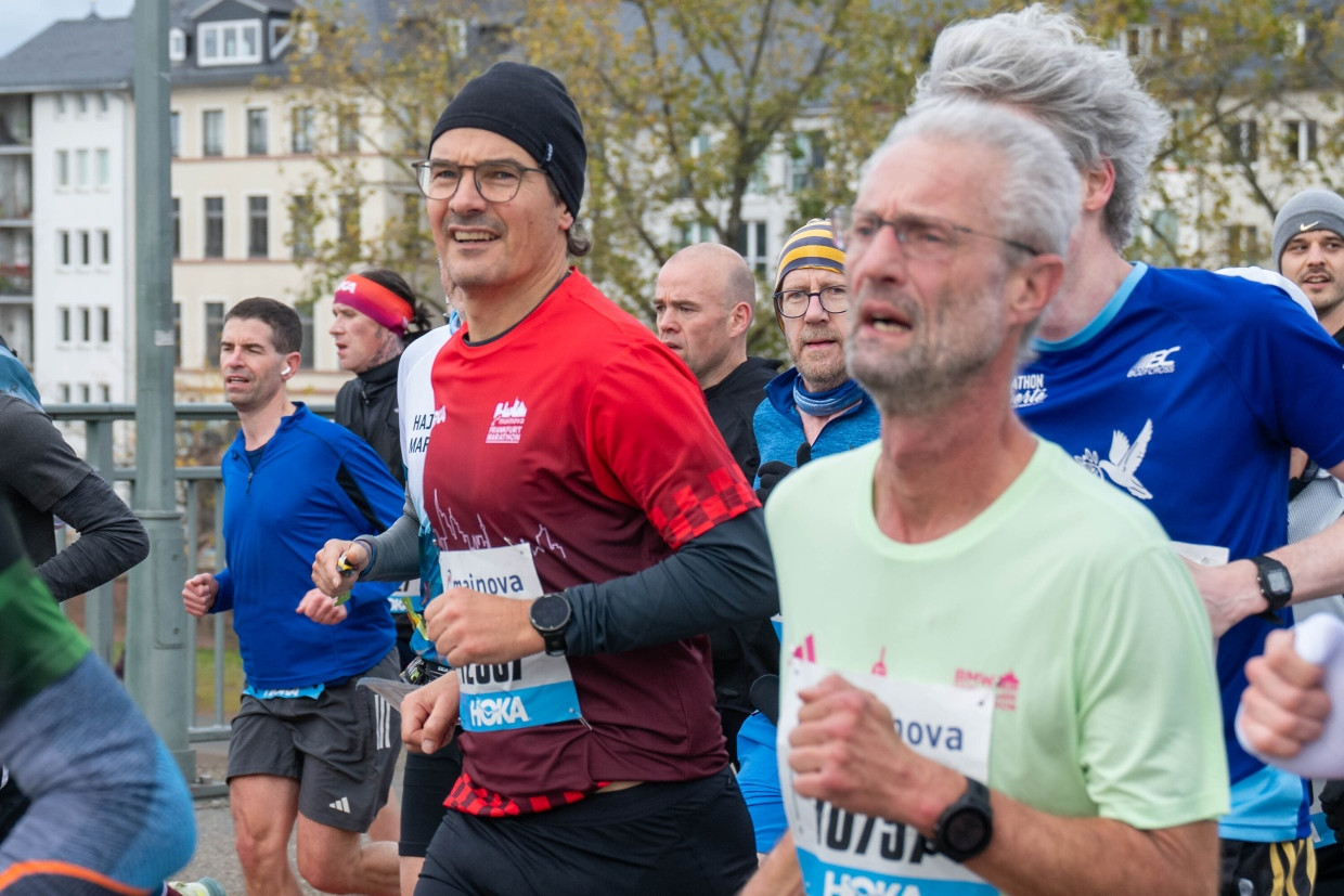 Führt seine Gruppe unter vier Stunden ins Ziel: Pacemaker Torsten Lang Vietzke beim Frankfurt-Marathon 2025.