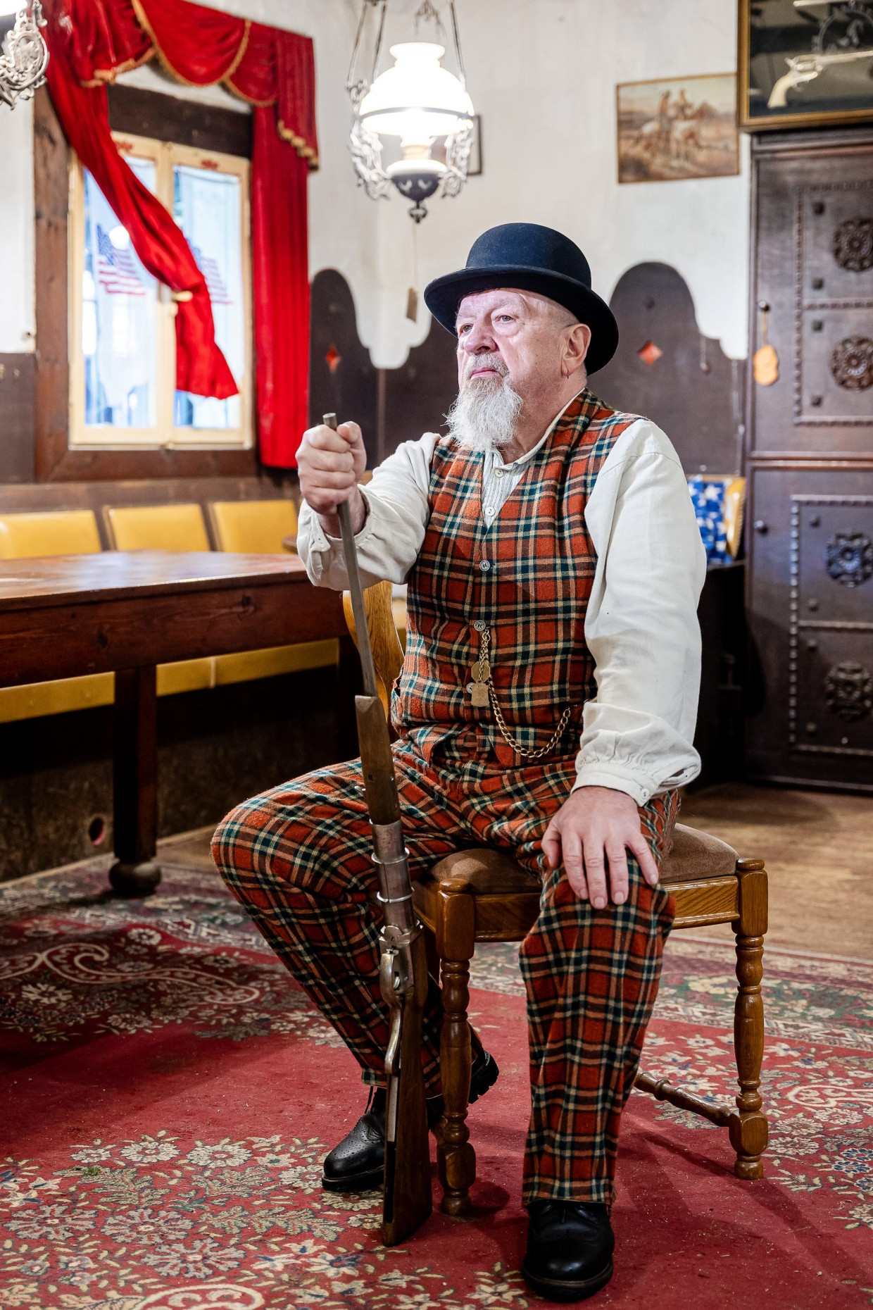 Bernd Nehrdich posiert im Saloon mit einem nachgebildeten Unterhebel-Luftgewehr. Er ist der erste Vorsitzende der Hammer Ranch.