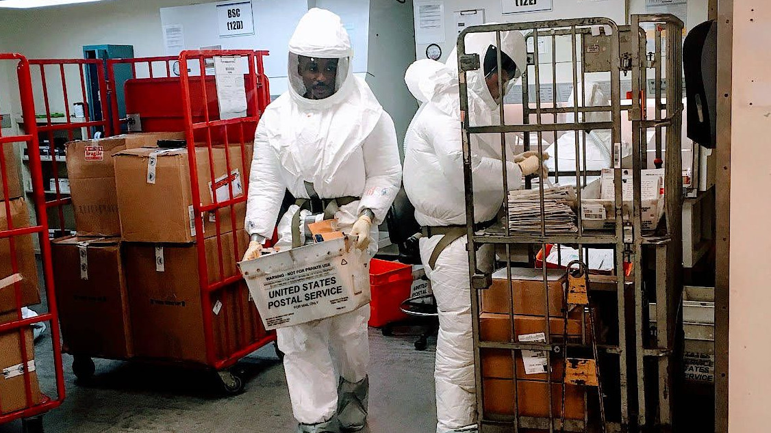 Mitarbeiter des Verteidigungsministerium sichern die Poststelle des Pentagon, nachdem dort zwei Briefe mit verdächtigen Substanzen gefunden worden waren.