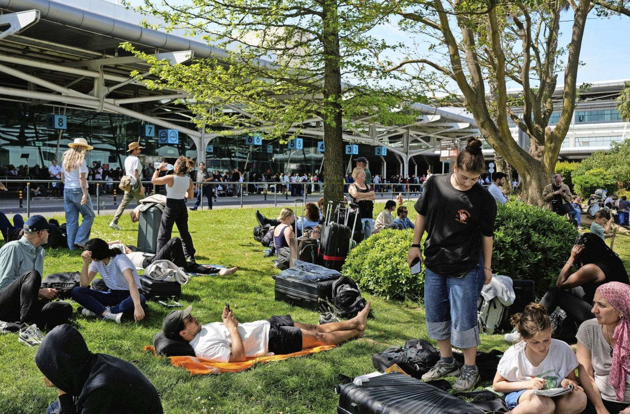 Aufregung nützt ja nichts: Am Flughafen Lissabon war die Stimmung recht entspannt - trotz Stromausfall.