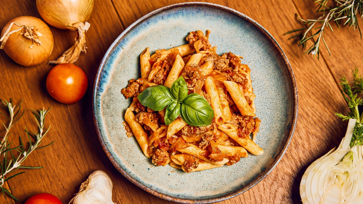 Rezept für Penne mit einer Soße aus Bratwurst, Fenchel und Tomaten | FAZ