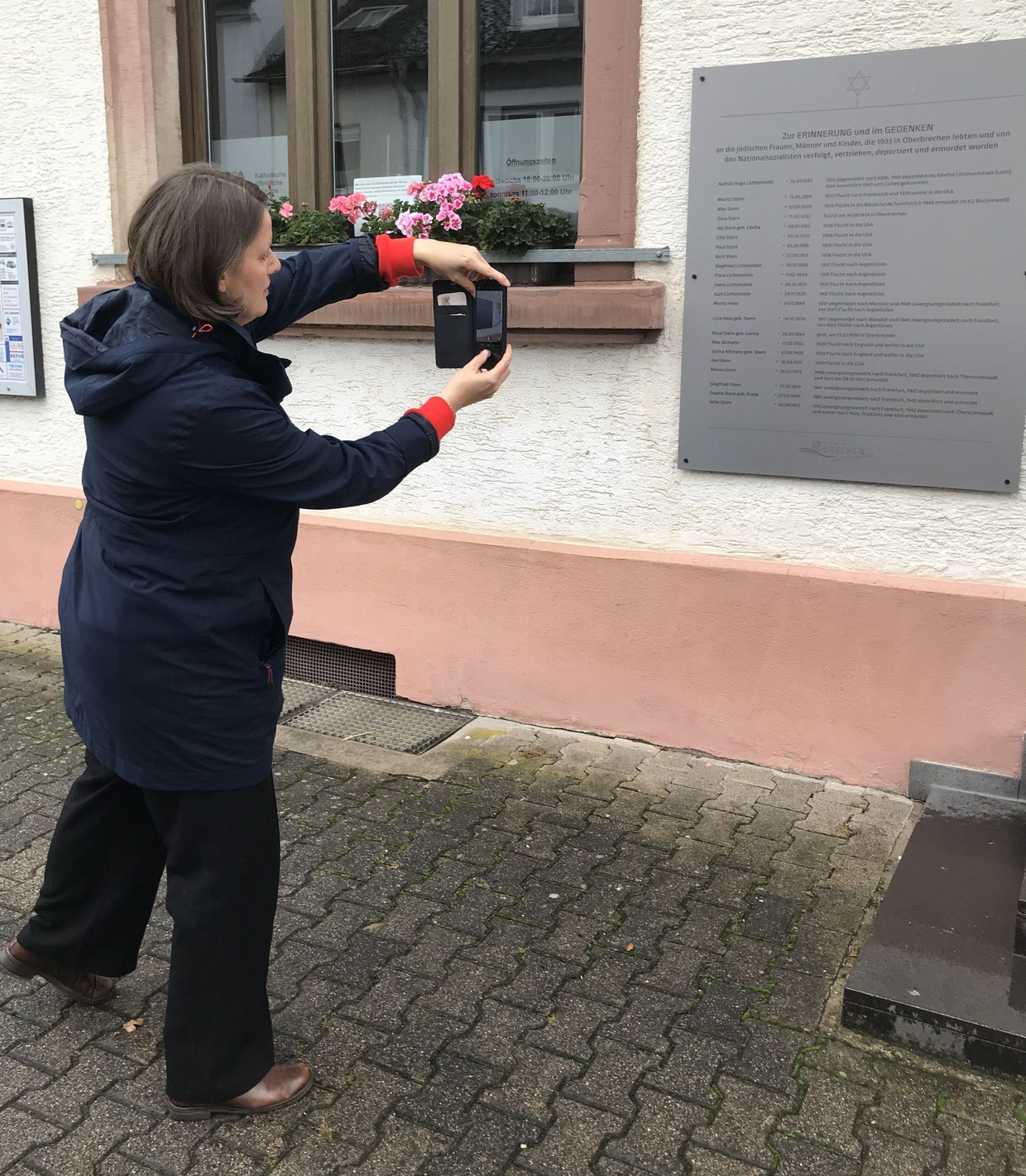 Kim Wünschmann vor der Gedenktafel für die 22 Juden, die in der NS-Zeit in Oberbrechen lebten