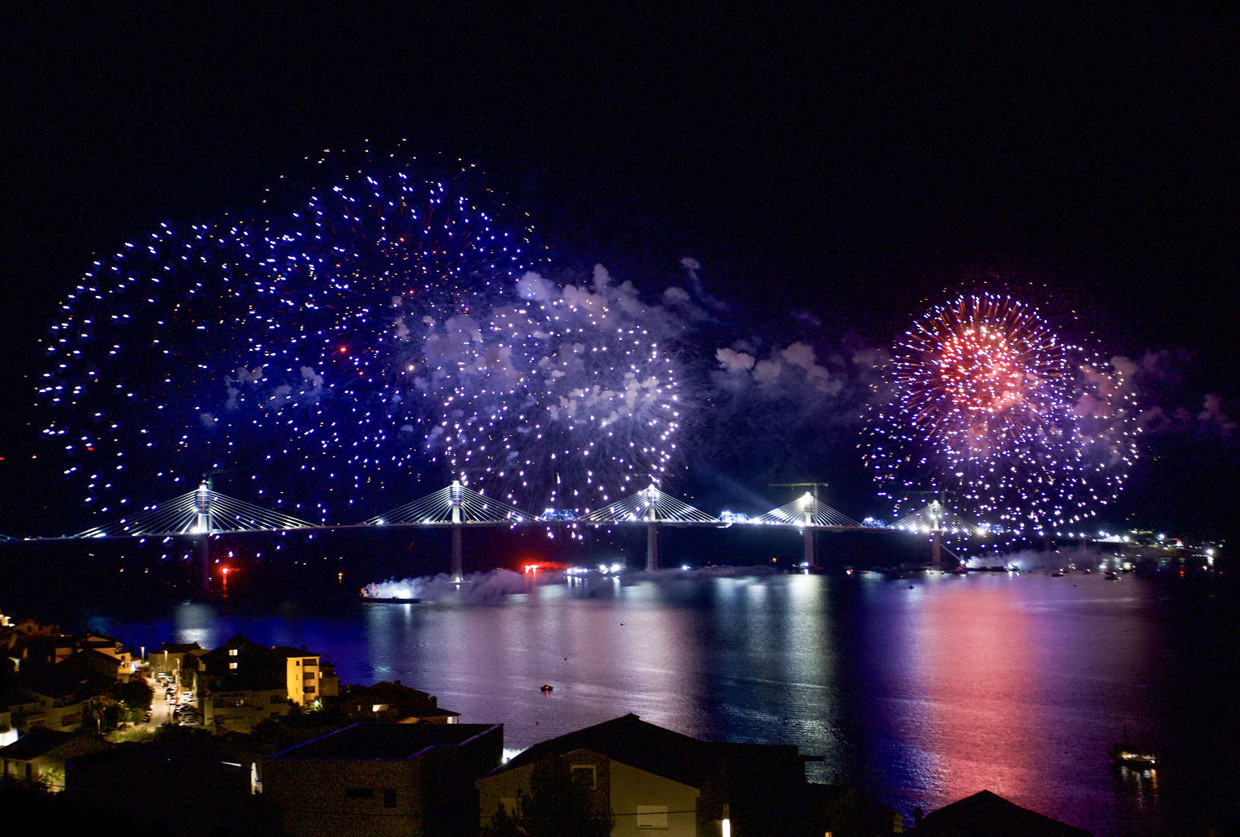 Knall, Peng, Boom: Zur Feier zur Vollendung der Brücke gibt es Feuerwerk.