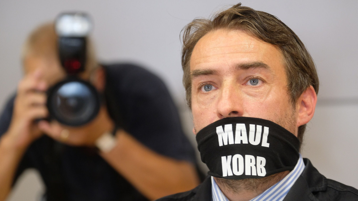 Der Rechtsextremist Sven Liebich bei der Verhandlung in Halle im September 2020. Der Rechtsextremist Sven Liebich bei der Verhandlung in Halle im September 2020.