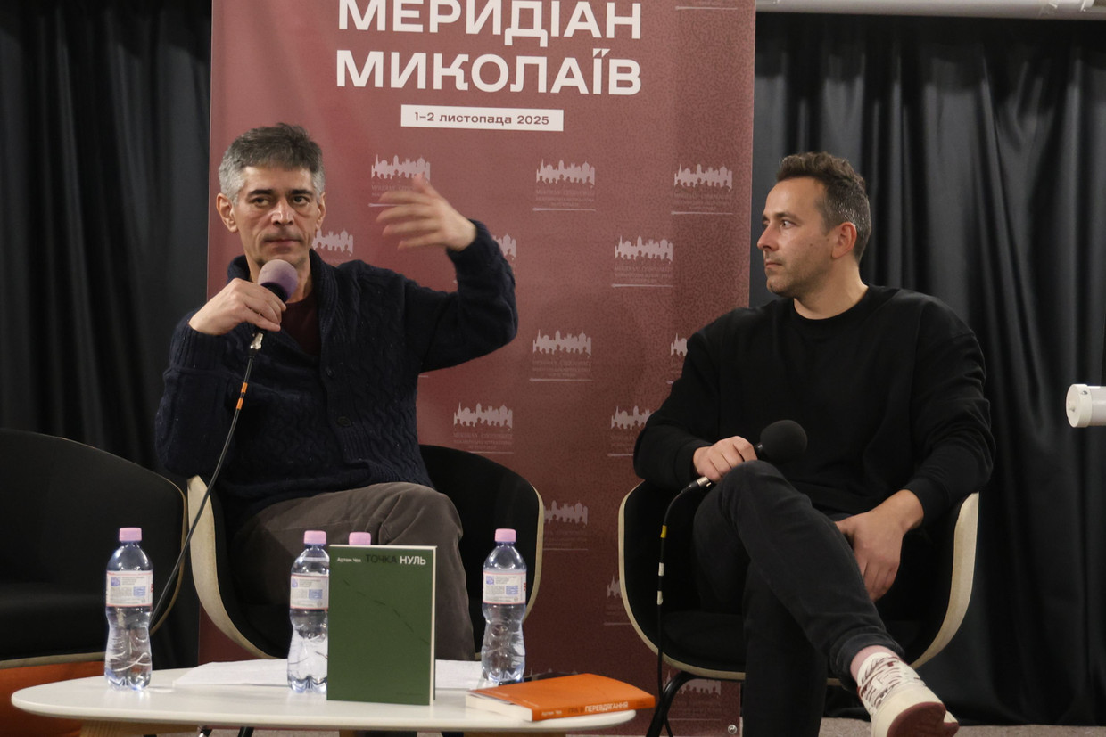 Oleksandr Bojtschenko (left), translator, publicist and moderator of the event, with the author Artem Czech