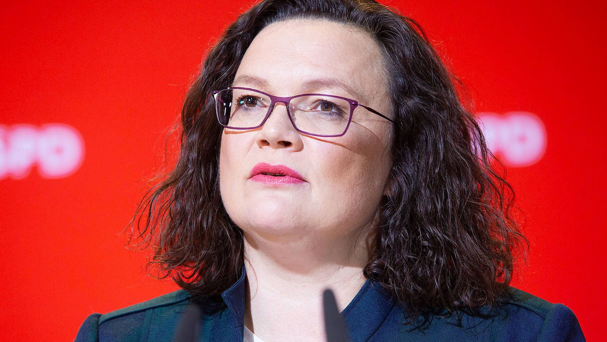 SPD-Chefin Andrea Nahles reagiert am Sonntagabend in Berlin verärgert auf das Wahlergebnis aus Bayern.
