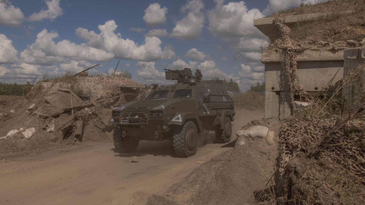 Ukrainisches Militär überquert vergangenen Mittwoch einen zerstörten Grenzübergang nach Russland.