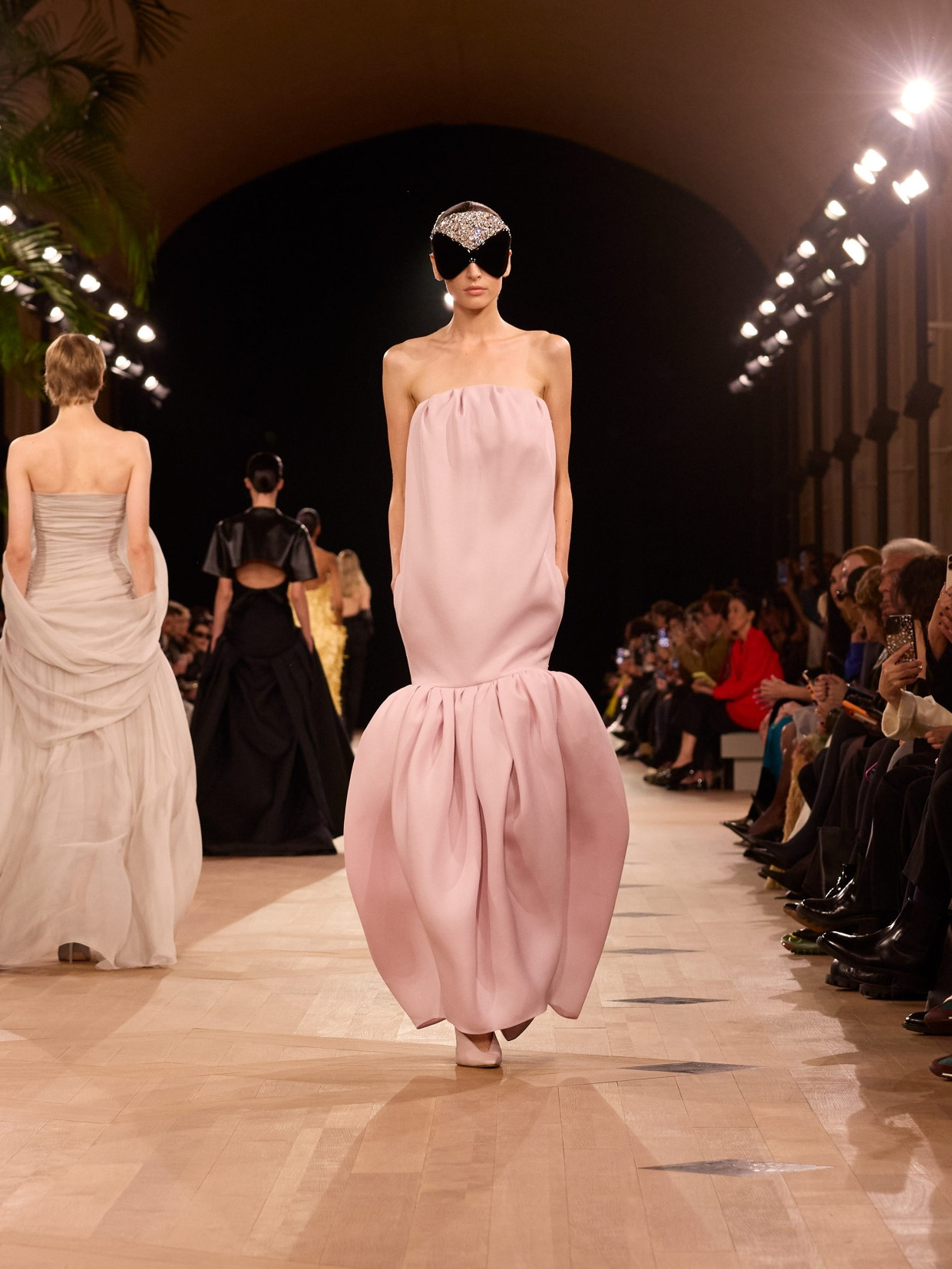 Die Luft zwischen Kleid und Körper wird gewisser­maßen zum Designelement.