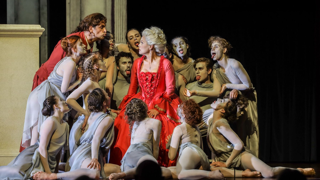 Luca Pisaroni (links) als Leporello und Miah Persson (Mitte, im roten Kleid) als Donna Elvira inmitten der Tanzcompagnie Iván Fischers beim „Don Giovanni“ in Budapest