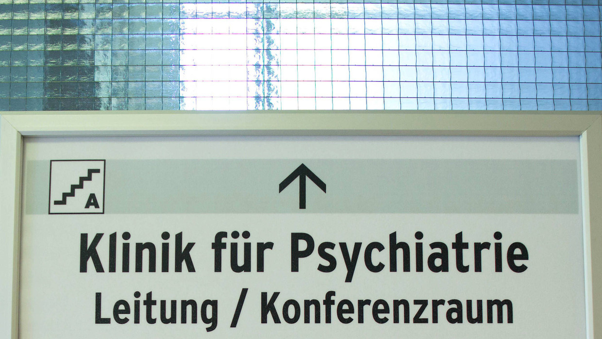 Blick auf einen Wegweiser zur Klinik für Psychiatrie im Benjamin Franklin-Klinikum in Berlin Blick auf einen Wegweiser zur Klinik für Psychiatrie im Benjamin Franklin-Klinikum in Berlin