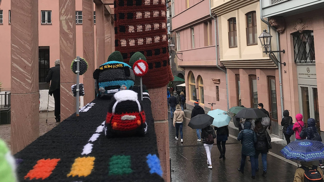 Oben läuft die Straße, unten die Menschen – in der Frankfurter Altstadt findet man derzeit Wollkunst.