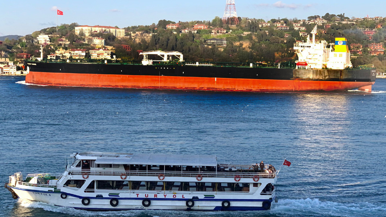 Der unter griechischer Flagge fahrende Öltanker „Prudent Warrior“ (im Hintergrund) während einer Durchfahrt in Istanbul (Archivbild).
