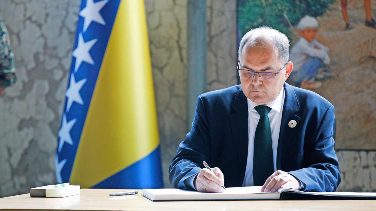 Christian Schmidt bei einer Gedenkveranstaltung in Srebrenica