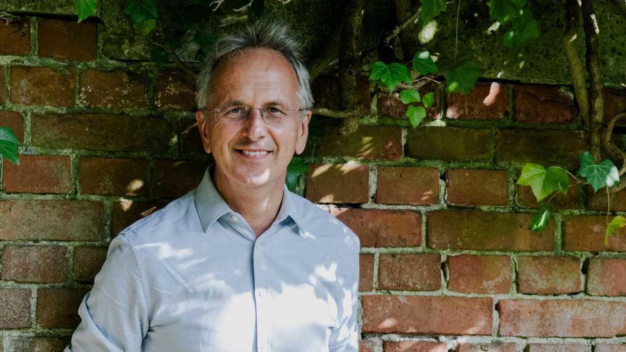 Prof. Dr. med. Andreas Michalsen arbeitet als Internist, Ernährungsmediziner und Fastenarzt in Berlin