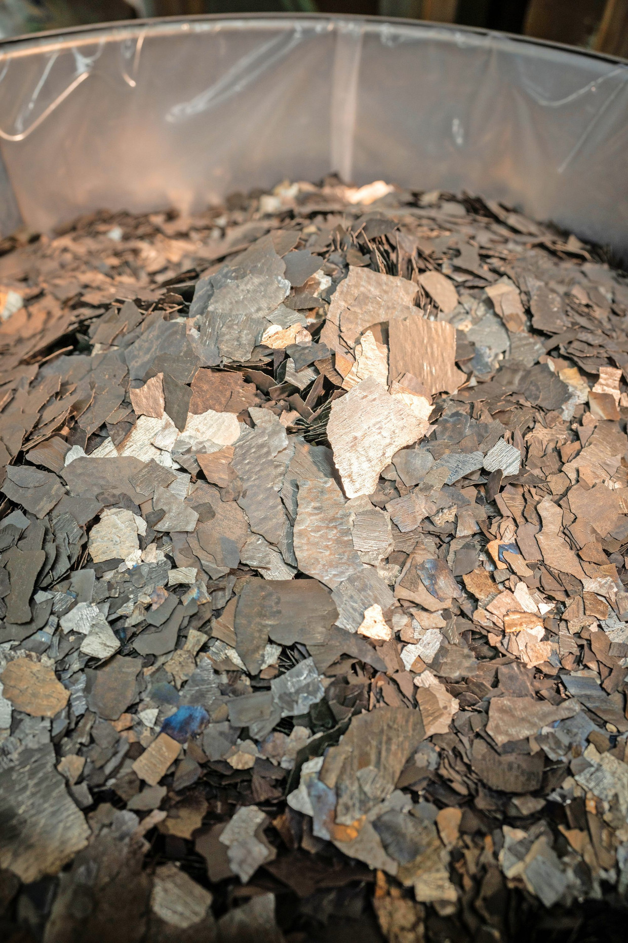 Eine Tonne mit Chips aus einer Legierung für Dauermagnete mit Seltenen Erden vor dem Mahlen in einer Halle der Vacuumschmelze in Hanau