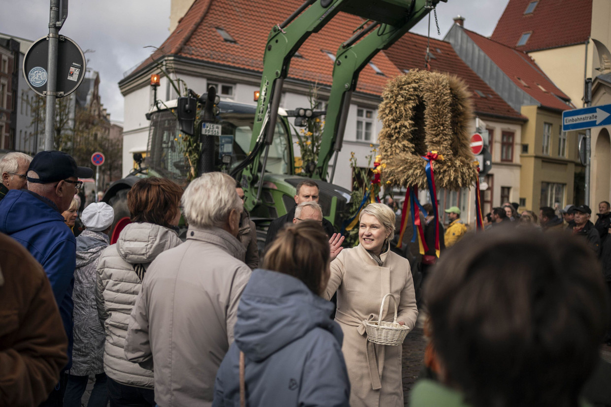 Schwesig begrüßt in Wismar jeden Bauern einzeln.